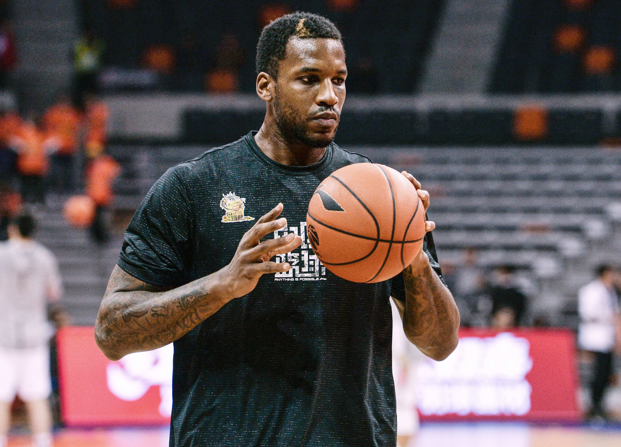 勒沃库森vs荷尔斯泰因基尔全场数据：射门数23-8，射正数7-4