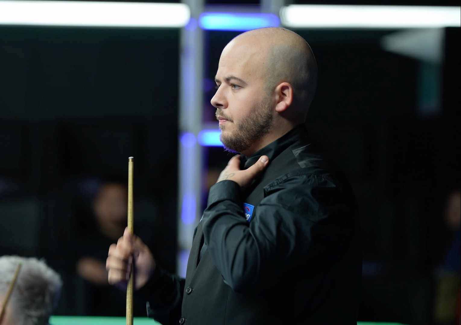 游客涌入小 游客涌入小